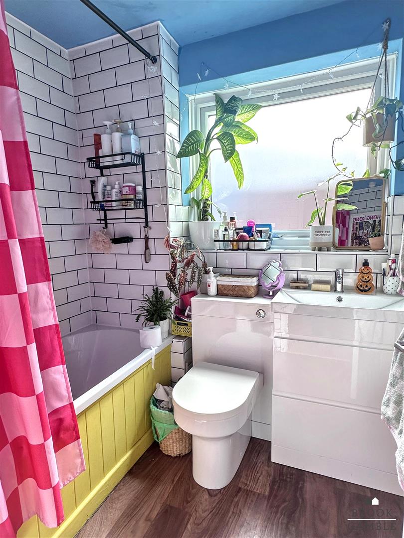 2 Bedroom Flat. Kings Avenue in Eastbourne,  10